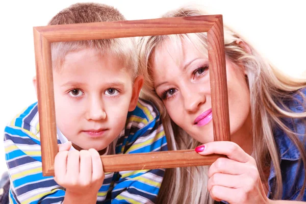 Moeder en zoon spelen met leeg frame. — Stockfoto