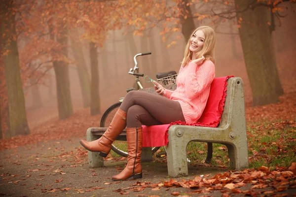 Leende flicka lyssna på musik. — Stockfoto