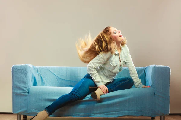 Menina elegante vestindo ganga relaxante no sofá. — Fotografia de Stock