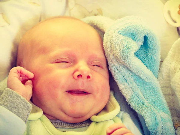 Pequeño bebé recién nacido durmiendo tranquilamente en manta —  Fotos de Stock