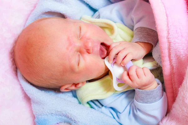 Pequeno bebê recém-nascido triste chorando — Fotografia de Stock
