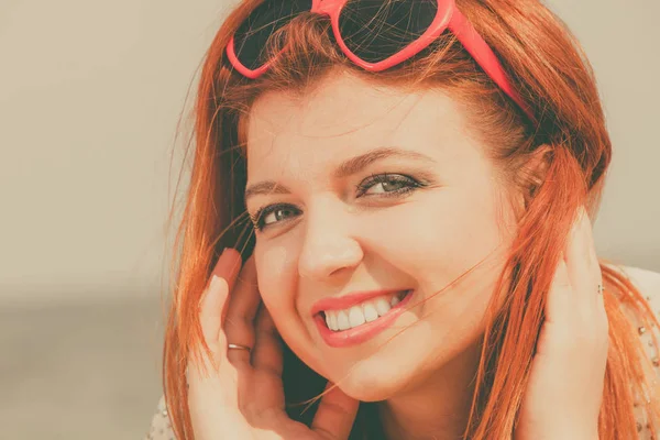 Redhead adult woman lying on beach — Stock Photo, Image