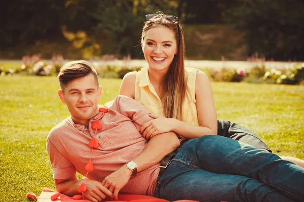 Junge mit Herzkette und Mädchen. — Stockfoto