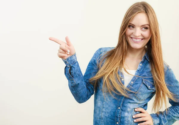 Young smiling lady gesturing. — Stock Photo, Image