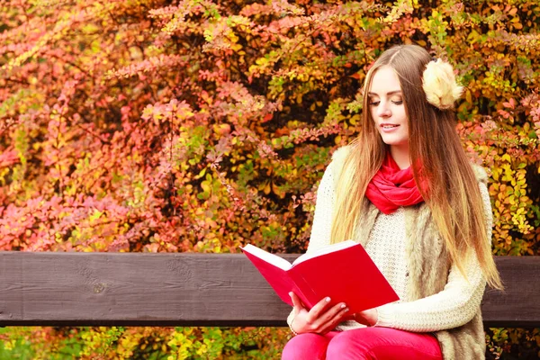 Kvinnan avkopplande i höstlig park läsa bok — Stockfoto