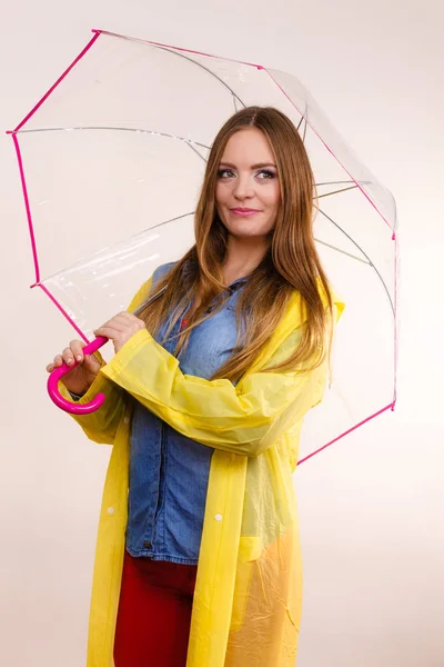 Kvinna som bär vattentät päls under paraply — Stockfoto