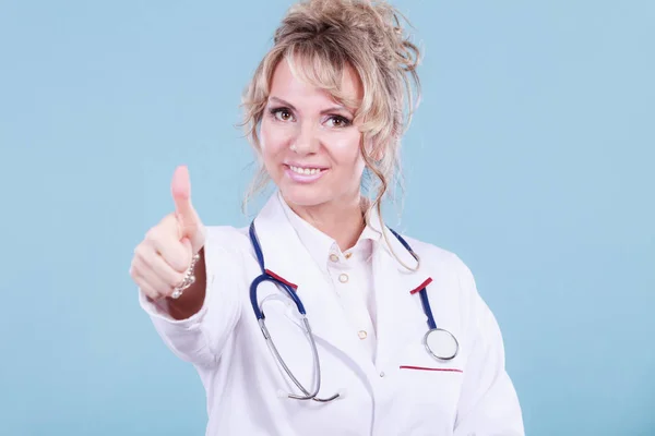 Medico femminile mostrando pollice in su . — Foto Stock