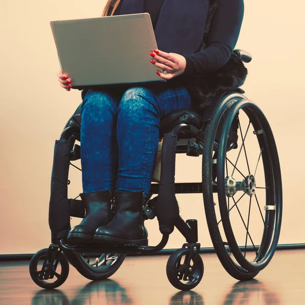 Mujer discapacitada con portátil en silla de ruedas. — Foto de Stock