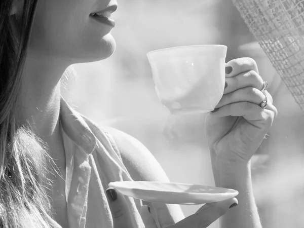 Femme regardant par la fenêtre, relaxant boire du café — Photo