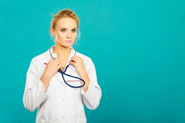 Femme médecin avec stéthoscope — Photo