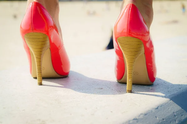 Червоний високий каблук класичне взуття на відкритому повітрі — стокове фото