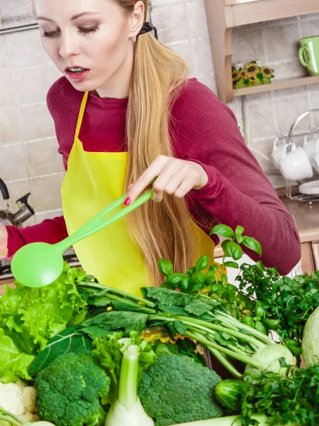 Mulher com vegetais verdes pensando em cozinhar — Fotografia de Stock