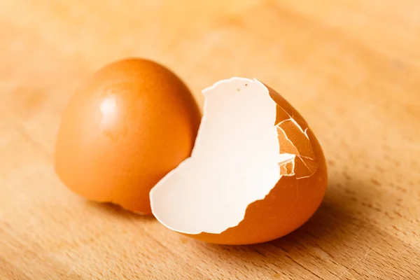 Detailed closeup of empty cracked eggshells — Stock Photo, Image