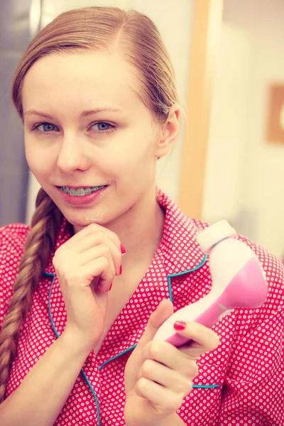 Woman holding facial cleansing brush — Stock Photo, Image