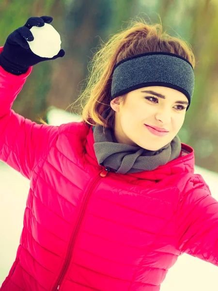 Mujer usando ropa deportiva lanzando bola de nieve — Foto de Stock