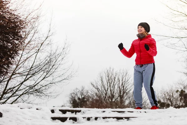 Mujer con ropa deportiva ejercitándose al aire libre durante el invierno — Foto de Stock