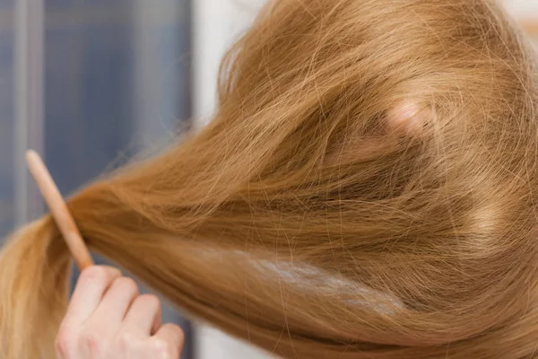 Mulher rosto coberto com cabelo longo loiro — Fotografia de Stock