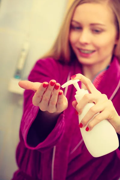 Mulher aplicando creme de mão nas mãos — Fotografia de Stock