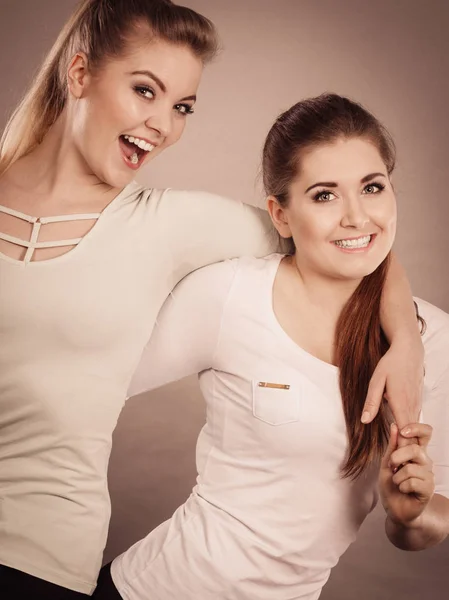 Twee gelukkige vrouwen vrienden plezier — Stockfoto