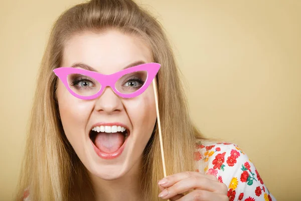 Mujer feliz sosteniendo anteojos falsos en palo — Foto de Stock