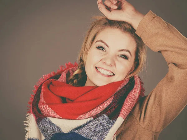 Donna con cappotto marrone chiaro e sciarpa colorata — Foto Stock