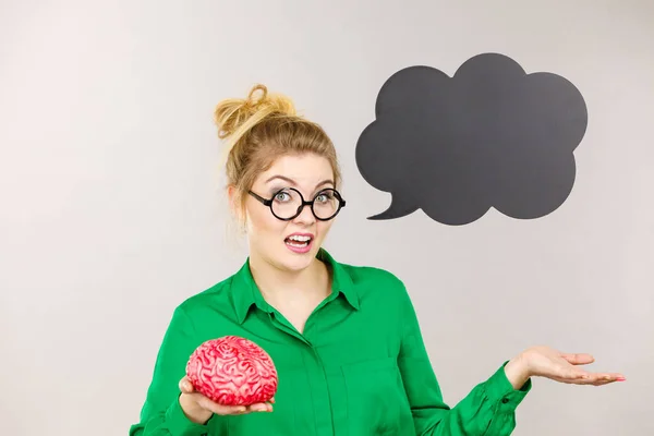 Obchodní žena intenzivní myšlení drží mozek — Stock fotografie