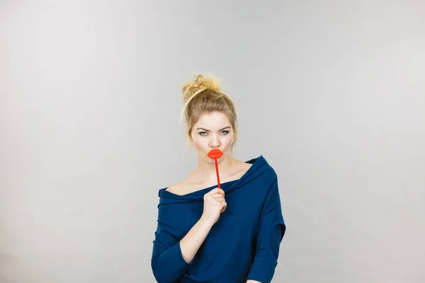 Lustige Frau mit großen roten Lippen am Stock — Stockfoto