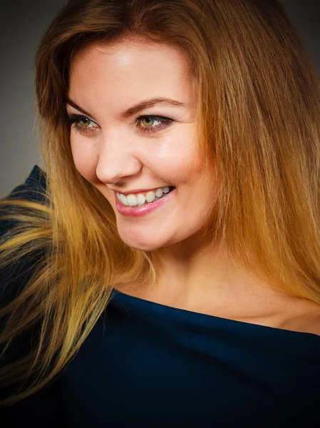 Portrét šťastné blond ženy s úsměvem s radostí — Stock fotografie