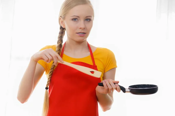 Woman holding cooking pan and spatula — Stock Photo, Image