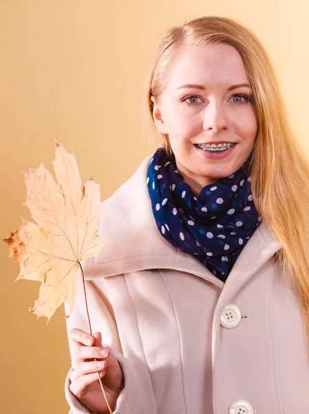 Kvinna med orange höst löv — Stockfoto