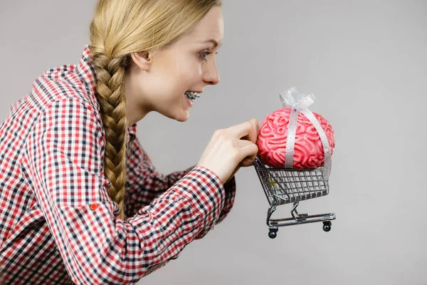 Женщина держит тележку с мозгами — стоковое фото