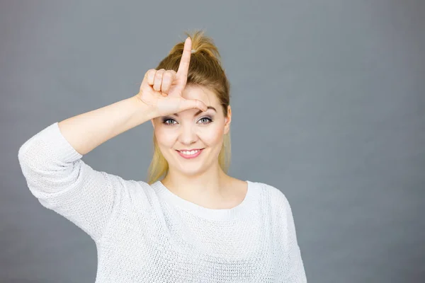 Femeie care arată gestul ratat cu L pe frunte — Fotografie, imagine de stoc