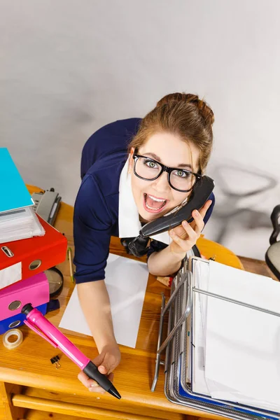 Feliz secretaria mujer de negocios en el cargo — Foto de Stock