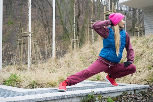 Ragazza sportiva che si estende all'aperto nel parco . — Foto Stock