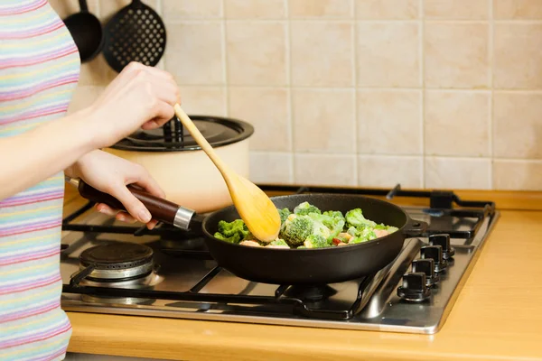 Жінка готує перемішайте заморожений овоч на сковороді — стокове фото