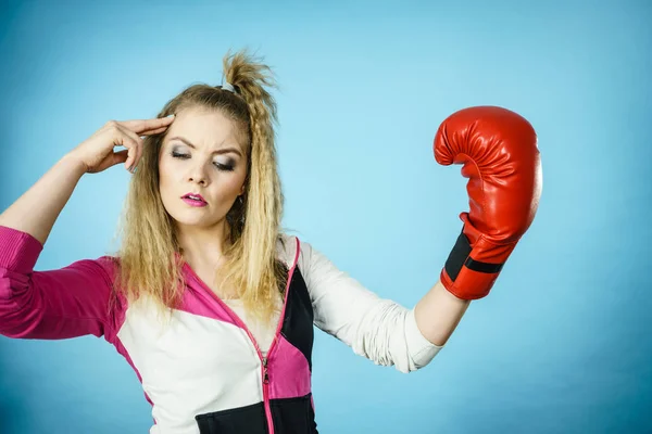 Engraçado mulher confusa vestindo luva de boxe — Fotografia de Stock