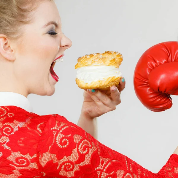 Žena boxu krém cukroví — Stock fotografie