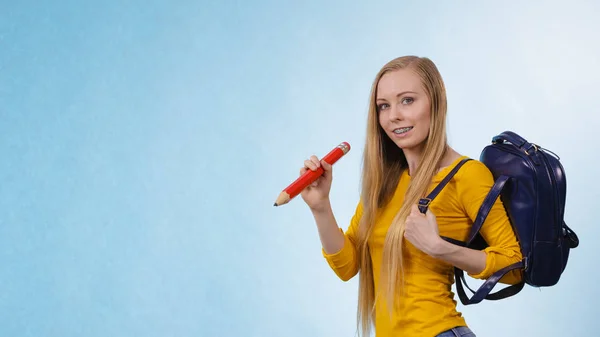 Mujer joven yendo a la escuela — Foto de Stock