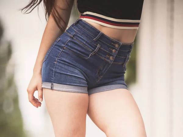 Damskie pośladki w jeansowych spodenkach — Zdjęcie stockowe