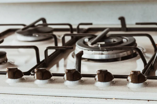 Cocina de gas limpia sobre metal blanco — Foto de Stock