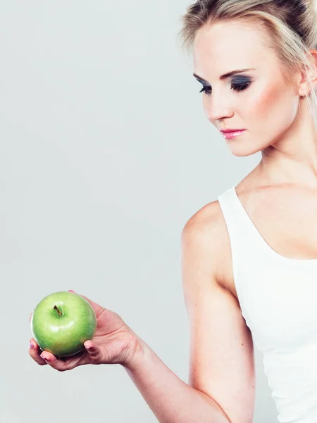 Fitt nő gazdaság gyümölcs alma, Fogyókúra koncepció — Stock Fotó