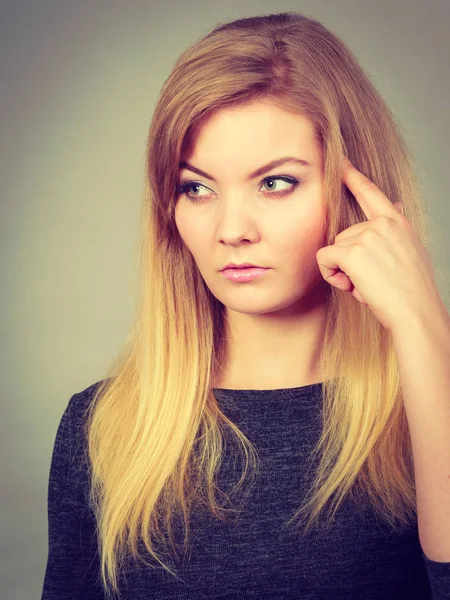 Close-up van vrouw denken gezicht expressie — Stockfoto