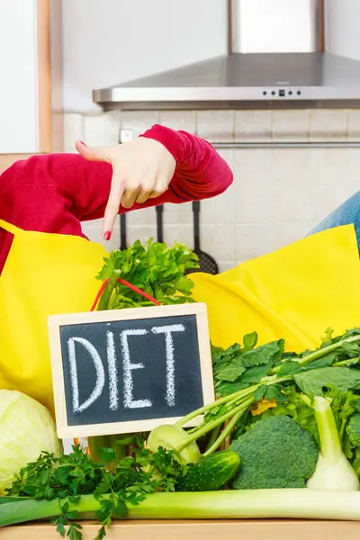 Kadın mutfakta yeşil diyet sebze sahip — Stok fotoğraf