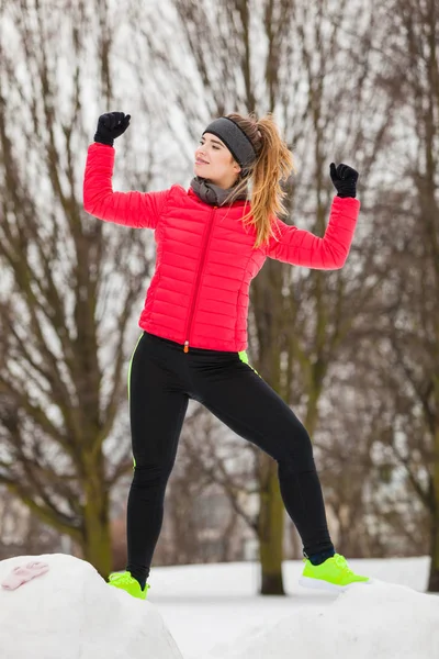 Karda oynarken spor giyim giyen kadın — Stok fotoğraf