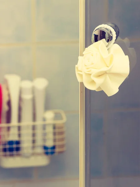 Houba tělo visí na sprchové dveře Sklené — Stock fotografie