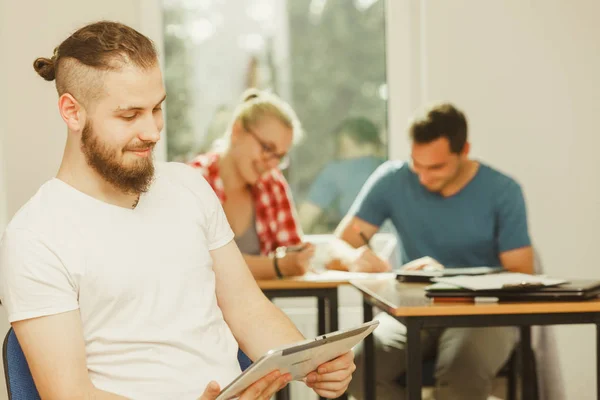 Studentka kluk s tabletem před její spolužáci — Stock fotografie