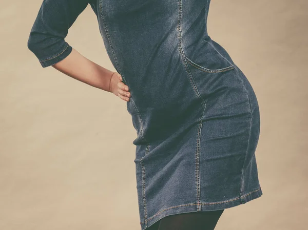 タイトなジーンズのドレスを着て魅力的なブロンドの女性 — ストック写真