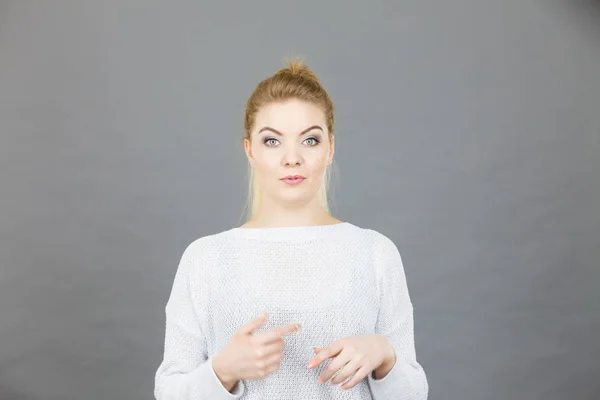 Confuso giovane donna bionda gesticolando con le mani — Foto Stock
