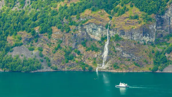 Cruise ship on norwegian fjord — Stock Photo, Image