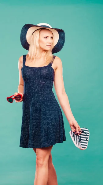 Flip flop ve güneş gözlüğü holding kısa elbise giyen kadın — Stok fotoğraf